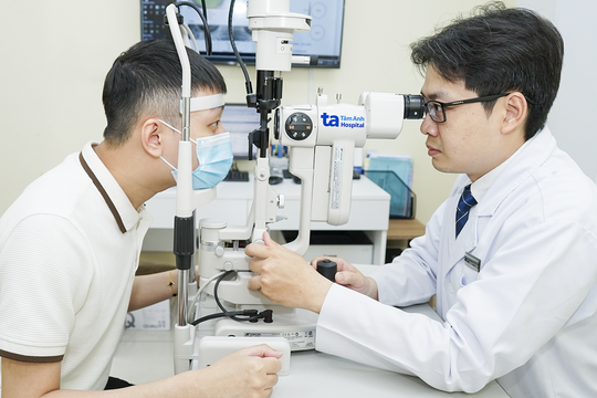 Mắt nhìn thấy đốm đen như ruồi bay có nguy hiểm không?