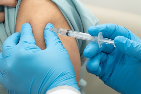 Gia đình tiêm vaccine não mô cầu đón Tết