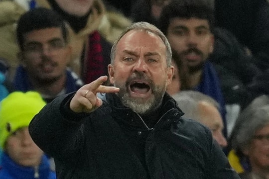 Cầu thủ Barca chất vấn HLV Flick