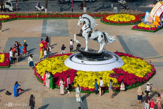 Linh vật 'Kim mã 4.0' tạo điểm nhấn trên đường hoa Tết Đà Nẵng