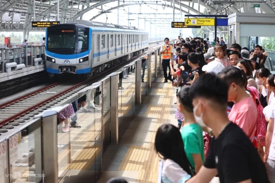 Metro chạy xuyên đêm, xe buýt miễn vé dịp Tết Bính Ngọ 2026