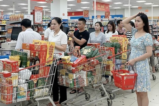 Tôi sắm Tết một con gà, vài mớ rau xanh