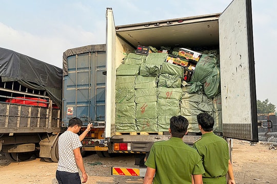 Cảnh sát ngăn chặn 29 tấn vú heo, lạp xưởng 'bẩn' sắp bị bán ở TP HCM