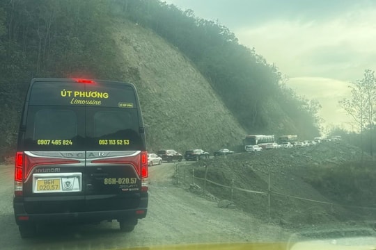 Ùn ứ kéo dài trên đường nối Mũi Né - Đà Lạt