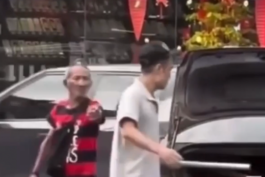 Đánh nhau náo loạn sau va chạm xe ở TP HCM, hai người bị bắt