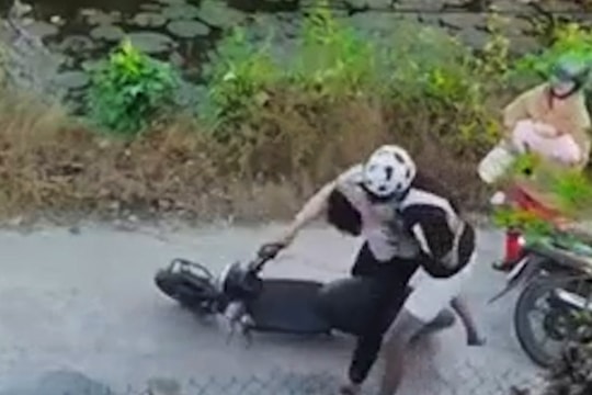 Hành hung nam sinh sau va chạm giao thông