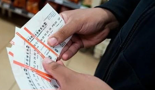 Đưa vợ đi khám, đôi bạn thân trúng số 9 tỷ đồng và cái kết bất ngờ