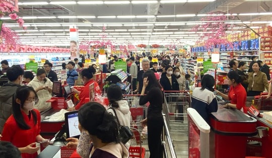 VIDEO: Siêu thị đông nghẹt, ngàn người đổ về sắm Tết
