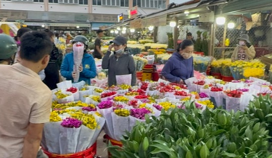 Hoa Tết ùn ùn đổ về chợ đầu mối, hoa hồng Valentine ế nhệ