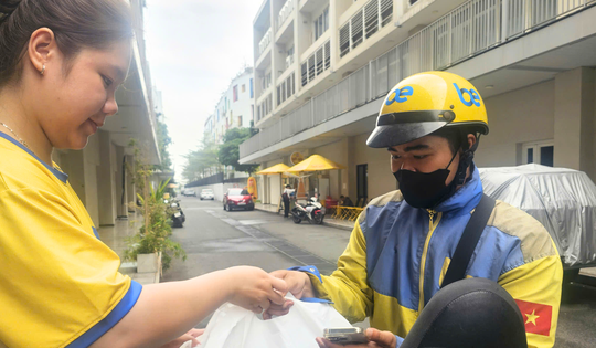 Tài xế xe công nghệ "đếm tiền mỏi tay" những ngày cận Tết