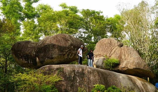 Câu chuyện ít người biết về hai tảng đá "khổng lồ" trên đỉnh núi ở Thanh Hóa