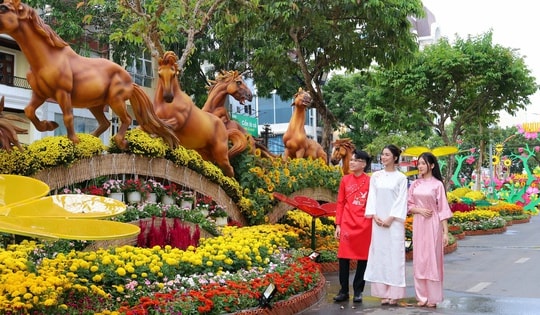 Người dân háo hức tham quan đường hoa nghệ thuật Cần Thơ trong đêm khai mạc