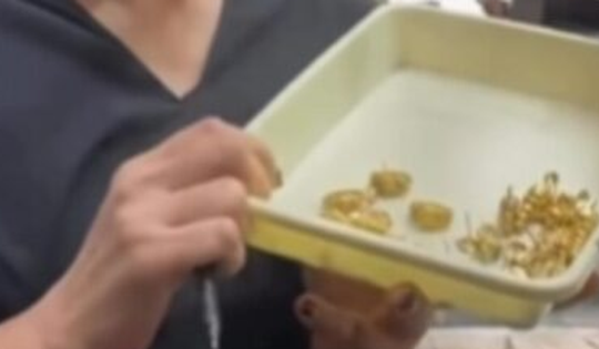 Mang túi vàng đến tiệm, người phụ nữ sốc khi biết "bí mật" đằng sau