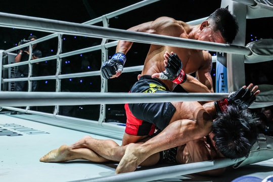 Võ sĩ Trung Quốc ra đòn tới tấp, cao thủ Philippines nằm im chịu đòn