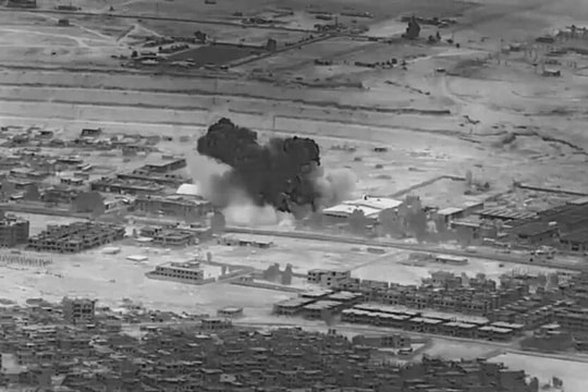 Mỹ tiến hành hàng loạt vụ không kích nhằm vào IS tại Syria