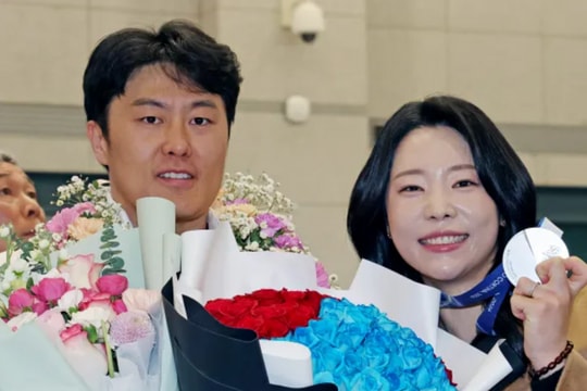 Vợ tụng kinh, lạy Phật 108 lần mỗi ngày cầu may cho chồng ở Thế vận hội mùa đông