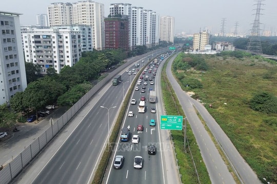 Cảnh sát giao thông hỗ trợ khẩn cấp lái xe gặp sự cố sức khỏe trên cao tốc