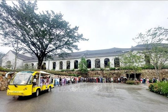 Quảng Ninh: Chấn chỉnh hành vi thiếu chuyên nghiệp trong văn hóa ứng xử với du khách