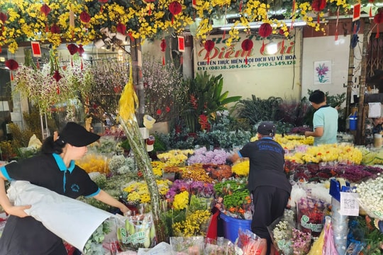 Chợ hoa lớn nhất TP Hồ Chí Minh đông nghịt người mua chiều 28 Tết