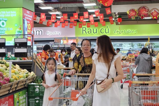 TP Hồ Chí Minh: Siêu thị đông khách ngày 28 Tết, sức mua tăng vọt