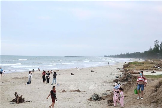 Cảnh báo người dân tắm biển đúng khu vực để tránh tai nạn đáng tiếc