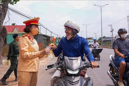 Lời chúc người dân thượng lộ bình an, sum vầy ấm áp bên gia đình