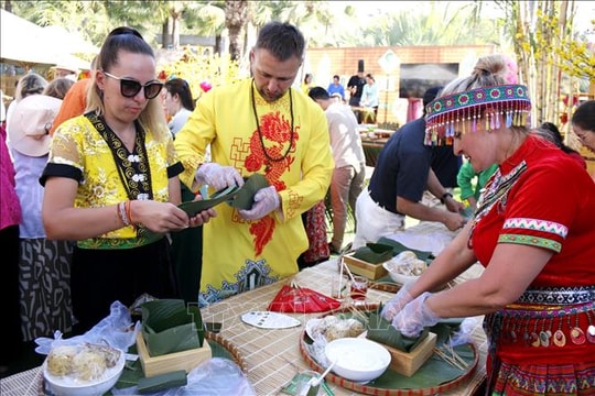 Tết Việt 'hút' khách Tây