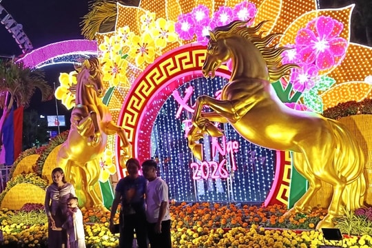 Linh vật ngựa, cua tôm cá xuất hiện trên đường hoa Tết ở Cà Mau