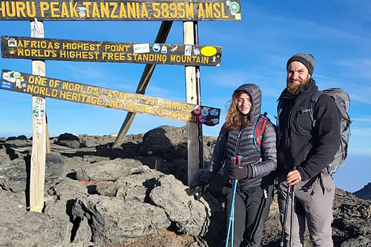 Cặp du khách leo núi 12 tiếng để hẹn hò