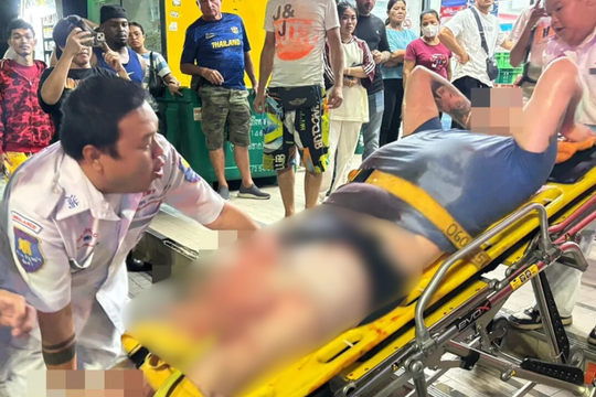 Khách Tây bị đâm gục trong cửa hàng tiện lợi ở Thái Lan