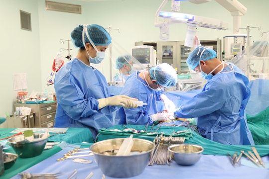 Đang về quê đón Tết, bác sĩ quay lại viện ghép gan cứu người nguy kịch