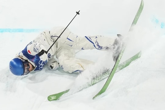 'Công chúa tuyết' Eileen Gu ngã gãy ván trượt