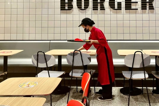 Lương gấp 2-4 lần, nhiều sinh viên không về quê đón Tết