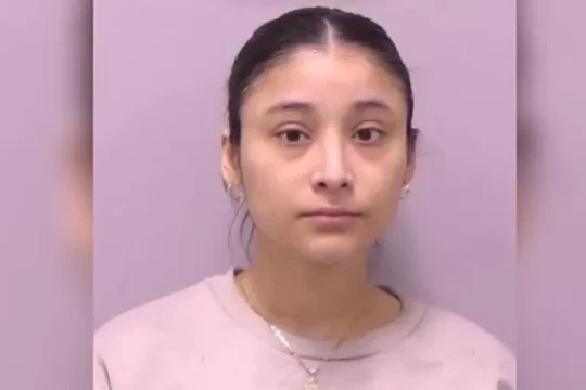 Giáo viên mầm non Mỹ cho trẻ uống thuốc xổ để nghỉ ở nhà