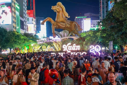 Đường hoa Nguyễn Huệ đông nghịt người ngày mở cửa