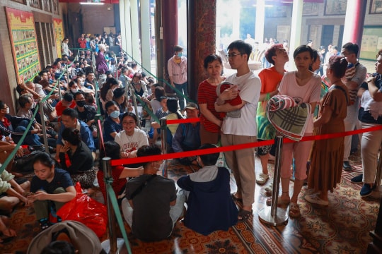 Xếp hàng cầm khăn chờ xin ấn chùa cổ người Hoa ở TP HCM