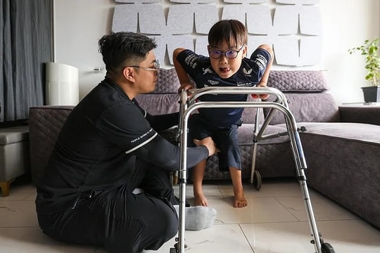 Nghị lực giúp 'kình ngư' 10 tuổi chống lại bệnh teo cơ tủy sống