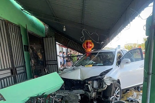 Ôtô lao vào nhà dân, húc 3 người bị thương