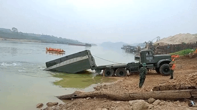 Quân đội bắc cầu phao qua sông Lô chiều 28 Tết