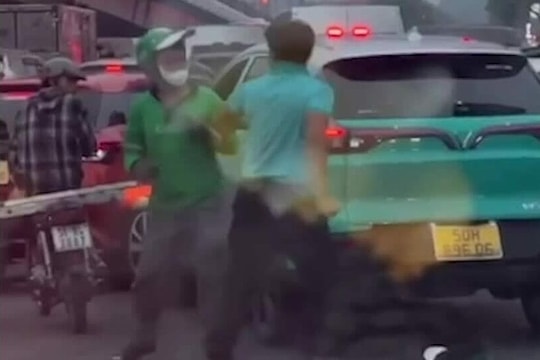 Hai người đánh nhau, leo nắp capo ôtô trước sân bay Tân Sơn Nhất
