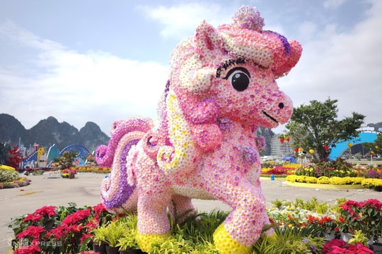 Ngựa hoa sánh cùng tượng bát mã bên bờ vịnh Hạ Long