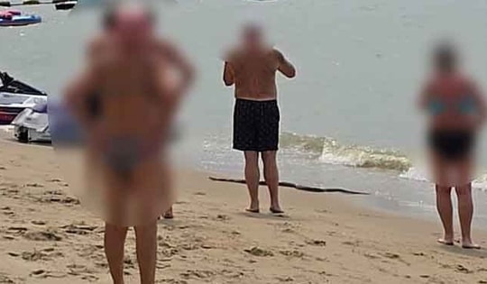 Thấy thứ "đáng sợ" trồi lên từ biển, du khách hoảng sợ bỏ chạy