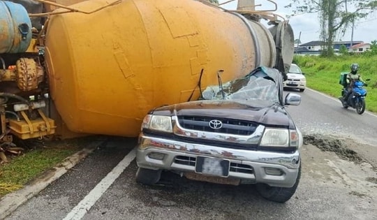 Xe trộn xi măng lật nghiêng, đè bẹp xe ô tô khiến tài xế tử vong