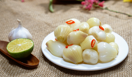 Bí quyết ăn dưa hành ngày Tết giúp dưa giòn lâu, không nổi váng