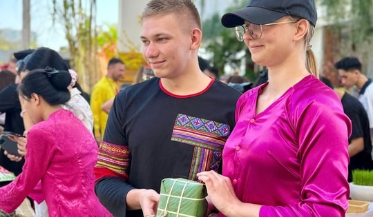 VIDEO: Du khách quốc tế mê Tết Việt, rộn ràng gói bánh chưng ở Mũi Né