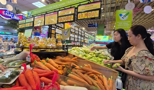 28 Tết, hàng ào ào về chợ đầu mối, siêu thị nhân đôi khách