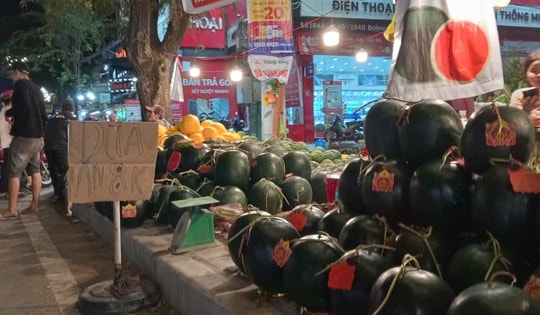 Tối 28 Tết, dưa hấu ở Cần Thơ “xả hàng” còn 8.000 đồng/kg
