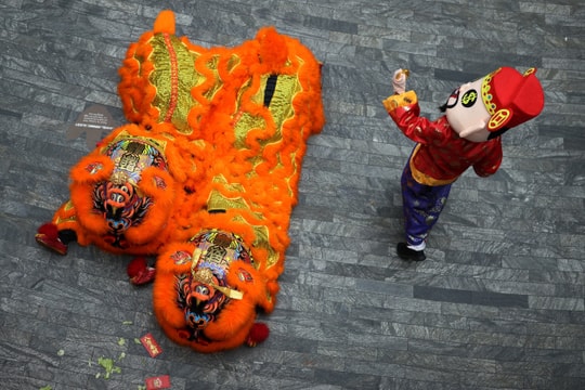 Đường phố khắp năm châu lung linh chào đón năm mới Bính Ngọ