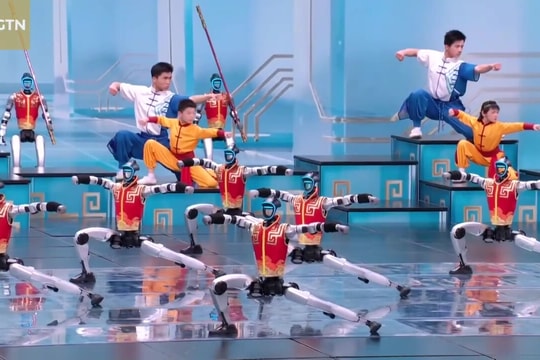 Robot hình người 'chiếm lĩnh' đêm diễn đón giao thừa của Trung Quốc