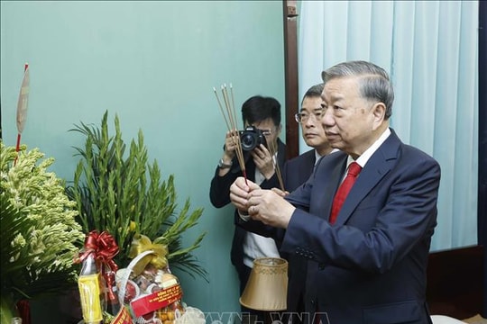Tổng Bí thư Tô Lâm dâng hương tưởng niệm Bác Hồ tại Nhà 67